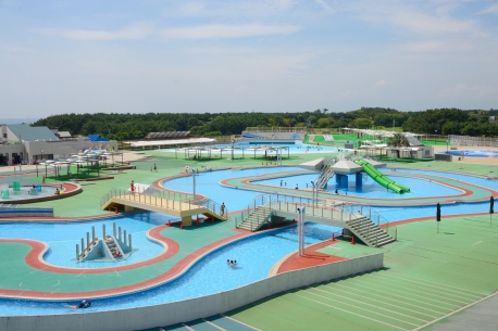 プールにゴーカートに広い芝生も！　辻堂海浜公園