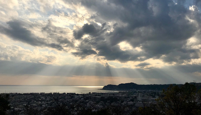 曇った鎌倉の海