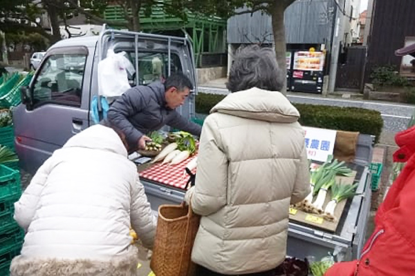 茅ヶ崎海辺の朝市の様子