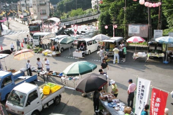 湯河原日曜観光朝市の様子