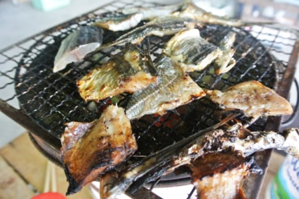 小田原・港の朝市（小田原市漁業協同組合）の魚焼き