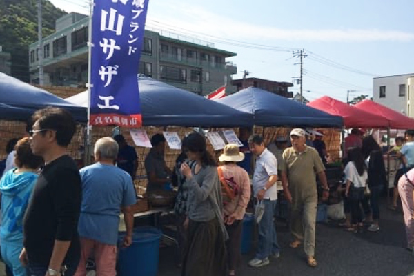 葉山真名瀬朝市の様子